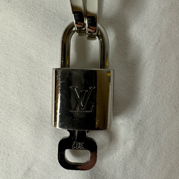LV Silver Lock and Key 302 with unbranded chain - Picture 8 of 9